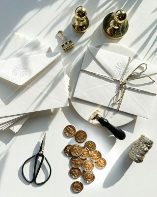 🎄🎁Kouzlo detailů, které tvoří dojem. ✨ Embosované obálky, voskové pečetě a ruční provedení – vše, co potřebujete pro...