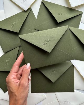 Elegantní embosování v mnoha motivech najdete na www.art-obalky.cz 💌 #svatba #svatebnioznameni #svatebniden...