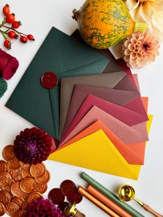 🍁 Barvy podzimu ukryté v našich obálkách a pečetích. 💌✨ #obalky #artobalky #svatba #laska #tvoreni #autumn